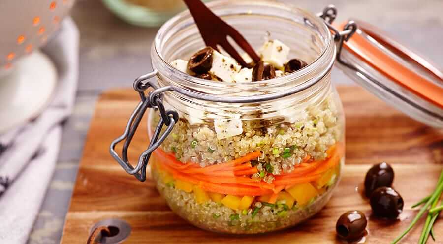 Bosto - quinoa wortel salade met paprika, feta en olijven in een jar